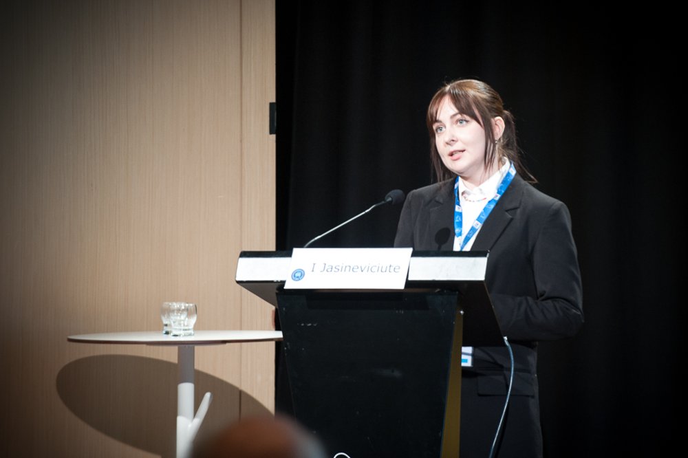 Dr. Indrė Matsuzaki presenting at the European Veterinary Dental Forum